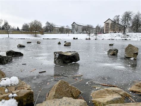 Leinfelde Unbekannte werfen Steine auf Eisfläche