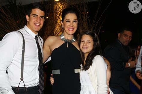 Foto Claudia Raia Posa Os Filhos Enzo E Sophia Em Coquetel De