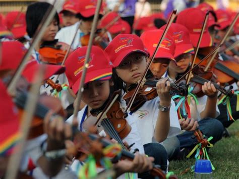 Taiwaneses Batem Recorde Mundial Violino Vermelho