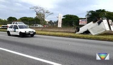 Bom Dia Vanguarda Carro Capota Na Via Dutra E Deixa Tr Nsito