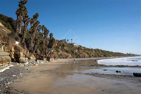 Swamis Beach In Encinitas On A Beautiful Day To Surf In San Diego