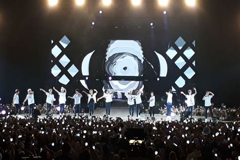 Seventeen Sukses Beri Warna Di Konser Diamond Edge