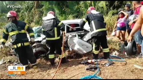 Grave Acidente Entre Caminhonete E Carro Deixa Duas Pessoas Mortas Em