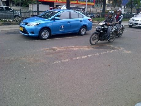 Jatuh Gara Gara Hindari Lubang Pemotor Terlindas Truk Fuso Di Taman