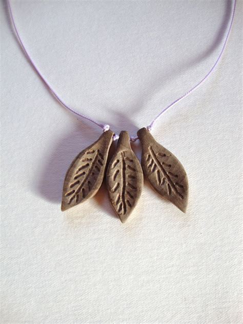 Collier pendentifs en bois sculpté en forme de feuilles Collier par