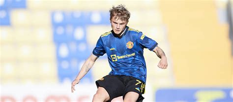 Isak Hansen-Aarøen: Manchester United academy star trains with the ...