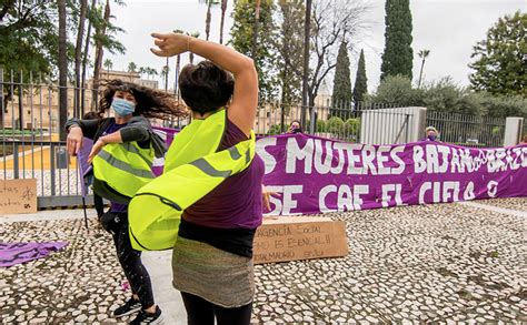 Colectivos Feministas Rodean De Forma Simb Lica El Parl