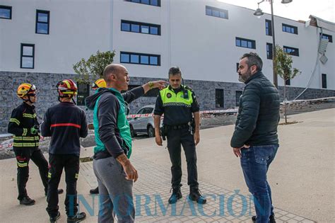 El Viento Arranca Parte Del Revestimiento Del Techo Del Colegio La