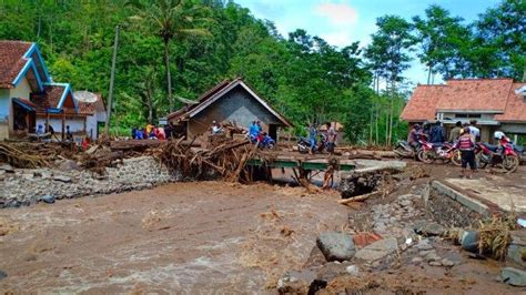 GALERI FOTO Dampak Banjir Bandang Yang Mengerikan Di Probolinggo