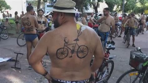 In Messico In Bicicletta Nudi Per Protesta Adesso Mi Vedi Youtube