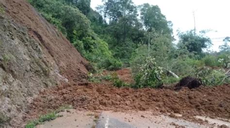 Jalan Padang Bukittinggi Via Malalak Tertimbun Longsor Harian