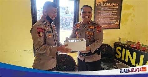 Anggotanya Berulang Tahun Kasat Polairud Polres Sinjai Berikan Kue