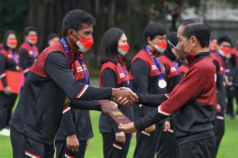 Sekretariat Kabinet Republik Indonesia Presiden Jokowi Serahkan Bonus