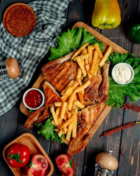 Poulet Frit Avec Frites Ketchup Mayonnaise Et Laitue Photo Gratuite