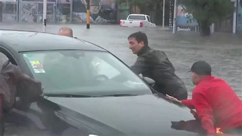 En Vivo Un Periodista De Tn Ayud A Un Hombre Que Estaba Varado Con Su