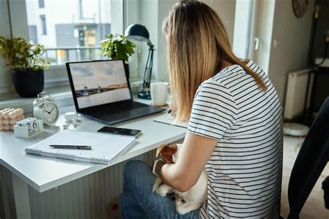 Freelancer Trabalhando Em Home Office Cachorro Mulher Usando