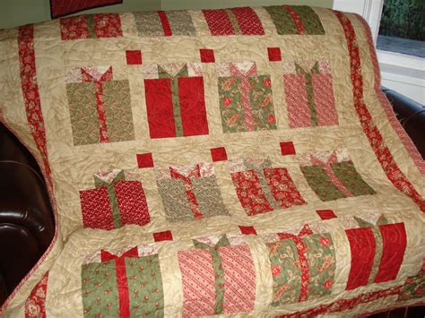 Snippets of a Quilter: Christmas Quilt Finished