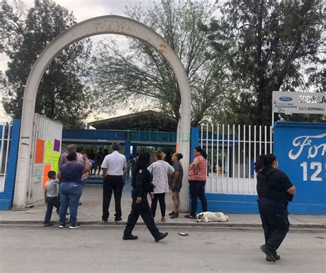 Padres de familia cierran escuela Ford exigiendo la destitución de la