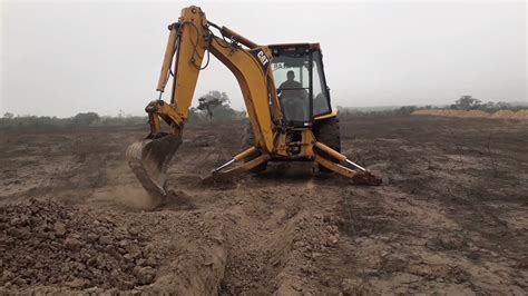 Excavando Con Retroexcavadora Caterpillar Youtube