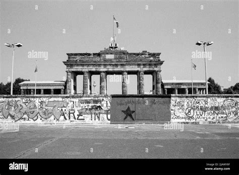 The Brandenburg Gate, Berlin in 1989 Stock Photo - Alamy