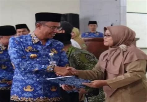 Di Sini Pns Yang Mutasi Diberi Rp 1 5 Juta Pensiunan Rp 2 5 Juta