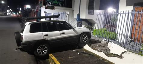 Video Así ocurrió choque entre dos carros uno se estrelló contra una