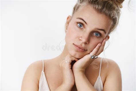 Flirty Und Zarte Blonde Freundin Mit Dem Hairbun Und Blauen Augen Die Den Kopf Sich Lehnt Auf