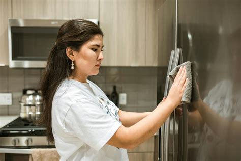 Como Limpar Geladeira Inox Por Fora - Como limpar geladeira inox? Veja dicas para lavar por fora sem manchar