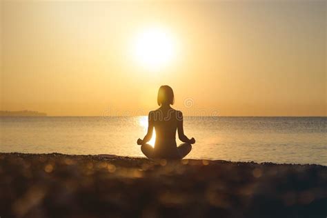 Silueta Joven Mujer Practicando Yoga En La Playa Al Atardecer Karon