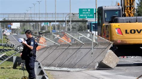 Video Un Camión Derrumbó Un Puente Peatonal Sobre La Ruta 2 Rumbo A La Costa Y Generó Un Caos