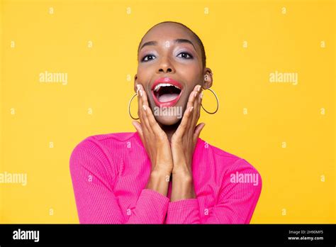 Gros Plan De Jeune Femme Noire Banque De Photographies Et Dimages à Haute Résolution Alamy