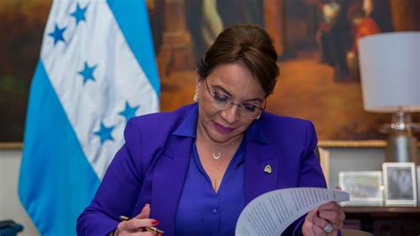 Presidenta De Honduras Nombra Nueva Ministra De Defensa Tras Aceptar