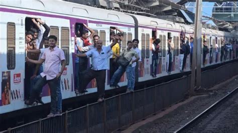 Mumbai Local Train लोकांना जनावरांप्रमाणे प्रवास करताना पाहून लाज