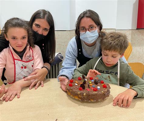 PREPAREM LA MONA DE PASQUA Escoles Especials Llar De Sant Josep