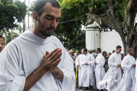 Salvador Bah A Brasil De Mayo De Un Joven Sacerdote Reza