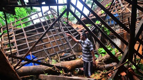 Kabupaten Grobogan Dilanda Angin Puting Beliung Rumah Warga Hingga SD