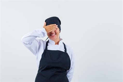 Femme Blonde En Uniforme De Cuisinier Noir Couvrant Les Yeux Avec Les