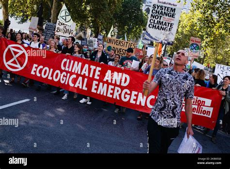 Miembros Del Grupo Activista De La Rebeli N Contra La Extinci N Marchan