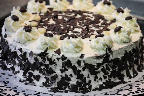 Torta Alla Crema Con Panna E Cioccolato In Cucina Con Patty