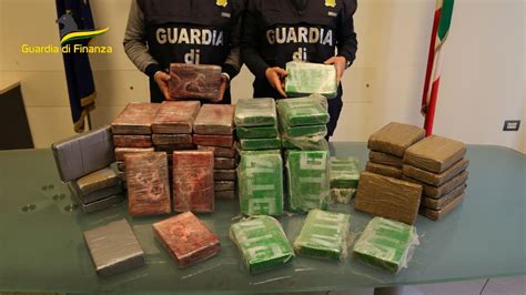 Nell Auto Nasconde Quasi 12 Chili Di Cocaina Corriere Della Droga