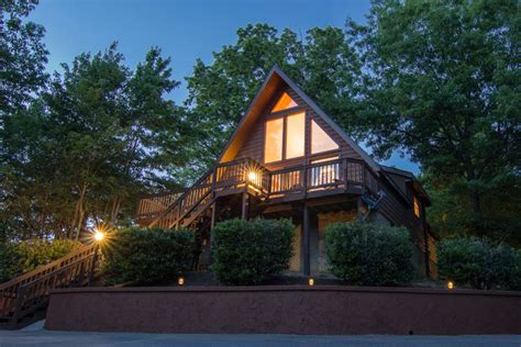 Romantic Cabin With Private Hot Tub in Pigeon Forge, Tennessee