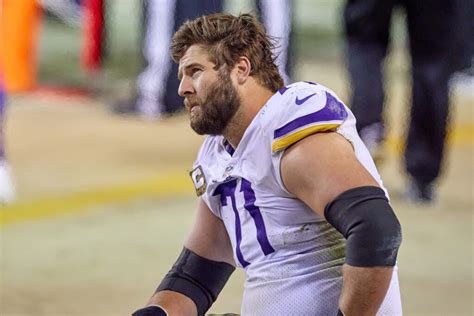 The Riley Reiff dilemma: Is he too pricy for the cap-strapped Vikings ...