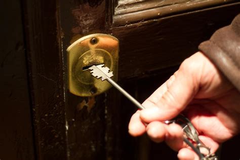 Formigine Resta Chiuso Fuori Casa Tenta Di Rientrare Dal Balcone