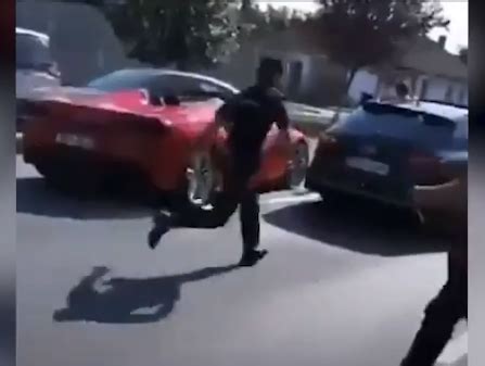 Momentul în care un polițist este lovit de un Ferrari la Bocșa