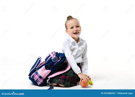 Mignonne Fille En Uniforme Scolaire Avec Un Sac à Dos Et Des Pommes Sur