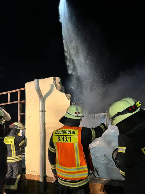 F Lagerhallenbrand Freiwillige Feuerwehr Fronhausen