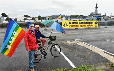 Oui au vélo non à la bombe et aux bateaux militaires affiche le