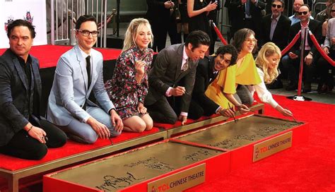 The Big Bang Theory Protagonistas De La Serie Grabaron Sus Huellas En El Paseo De La Fama De