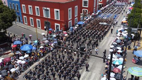 Miles Disfrutan El Desfile Del De Mayo En Puebla Ambas Manos