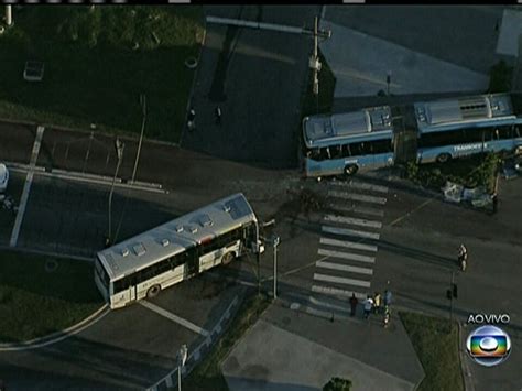 Vídeo Ônibus do BRT bate em outro coletivo na Barra da Tijuca Bom